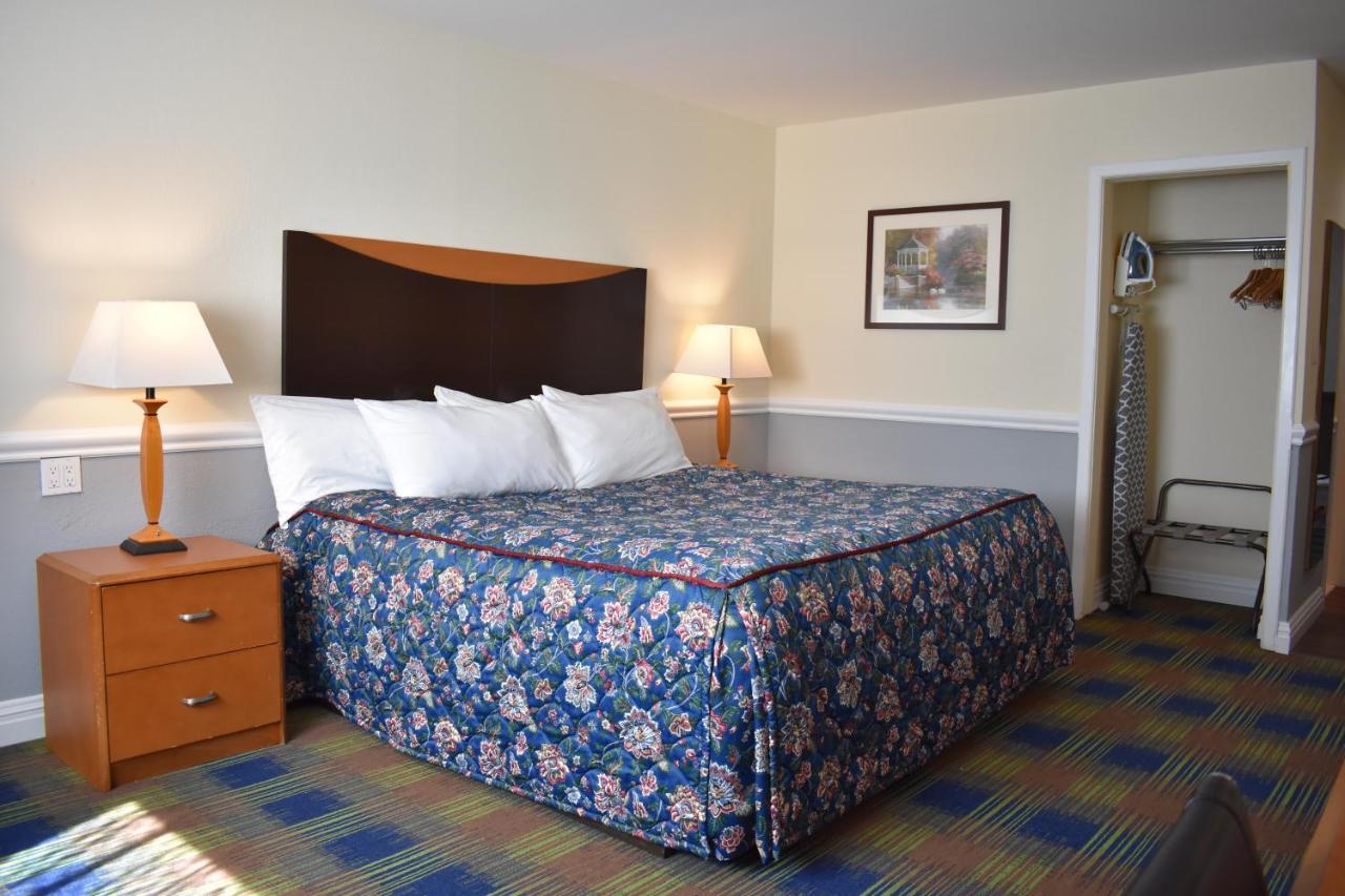 East Norwich Inn Экстерьер фото