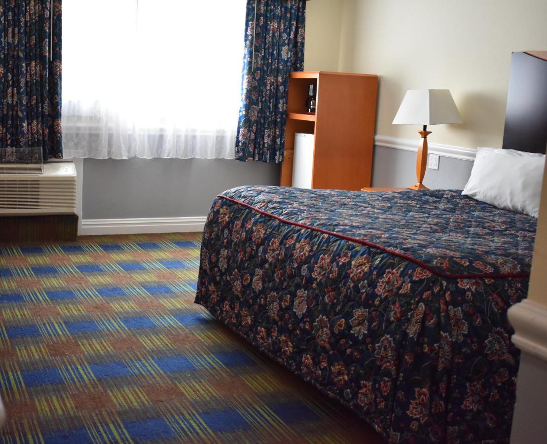 East Norwich Inn Экстерьер фото
